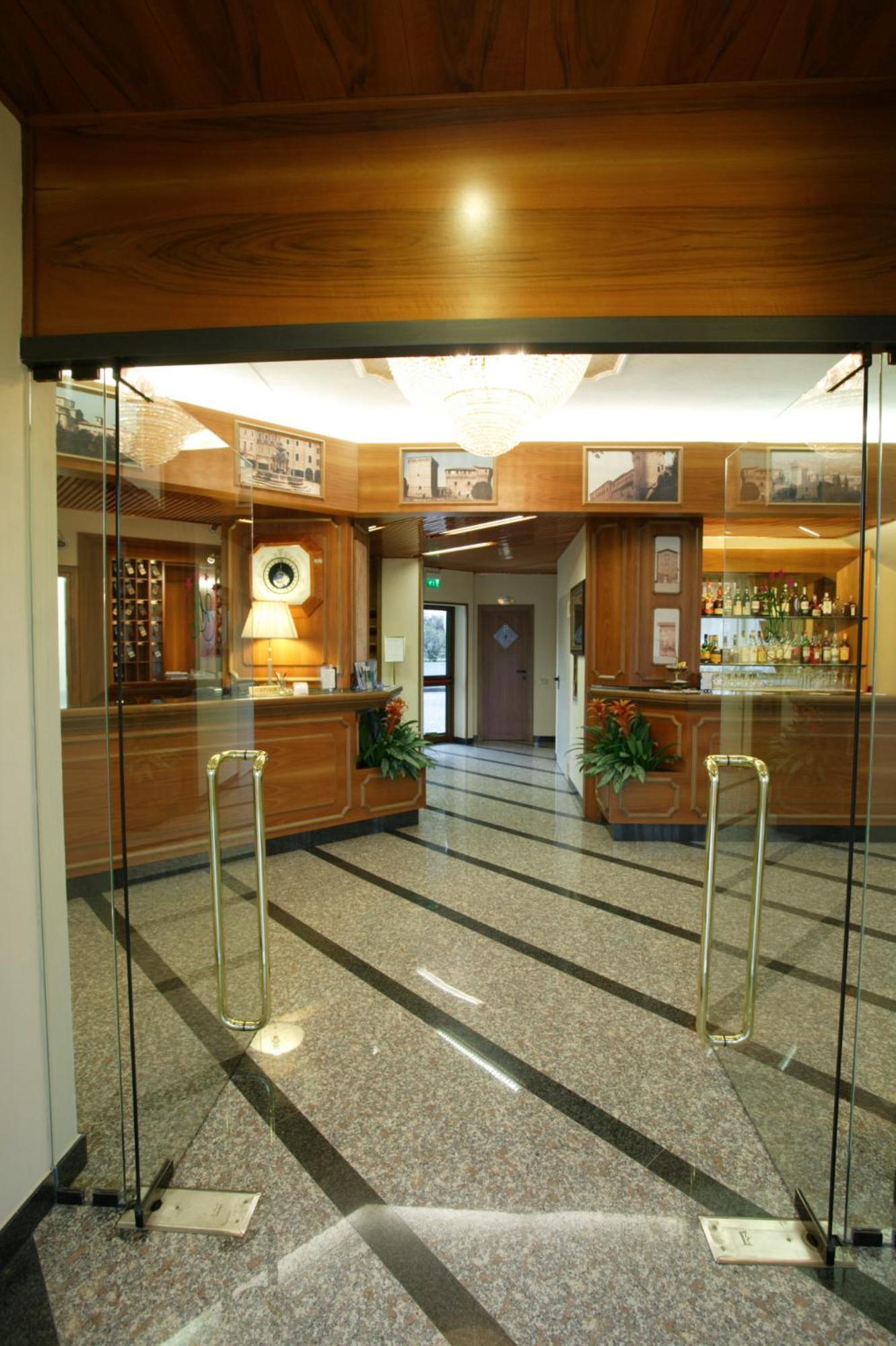 亚历山大酒店 切塞纳 外观 照片