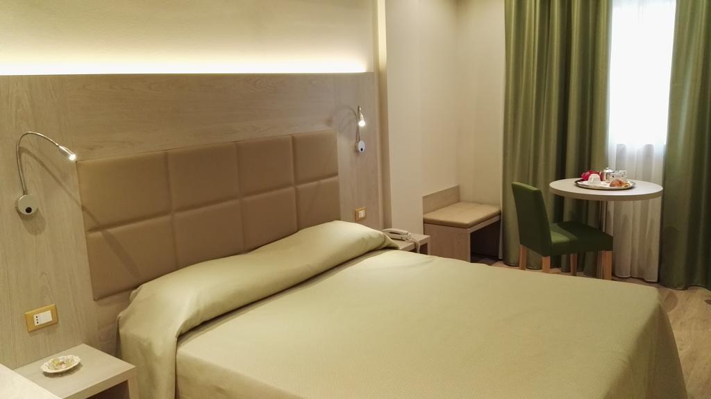亚历山大酒店 切塞纳 外观 照片